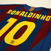 2005/06 Ronaldinho #10 Barcelona Vintage Nike Home Football Shirt (M)