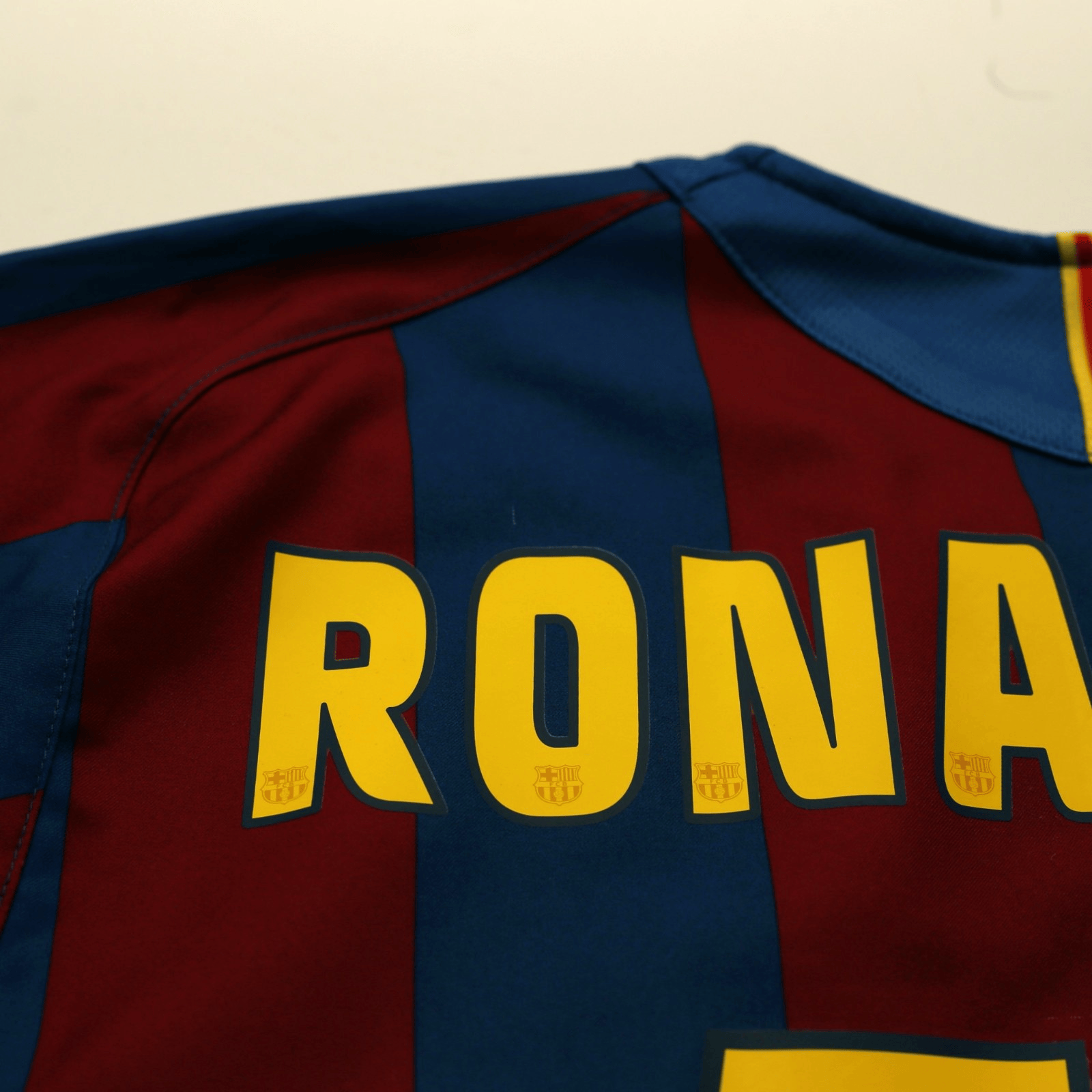 2005/06 Ronaldinho #10 Barcelona Vintage Nike Home Football Shirt (M)