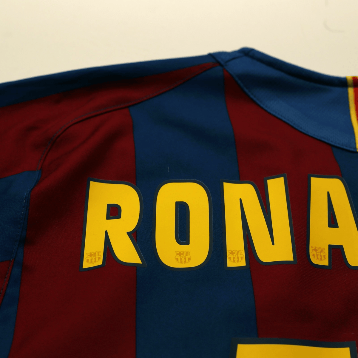 2005/06 Ronaldinho #10 Barcelona Vintage Nike Home Football Shirt (M)