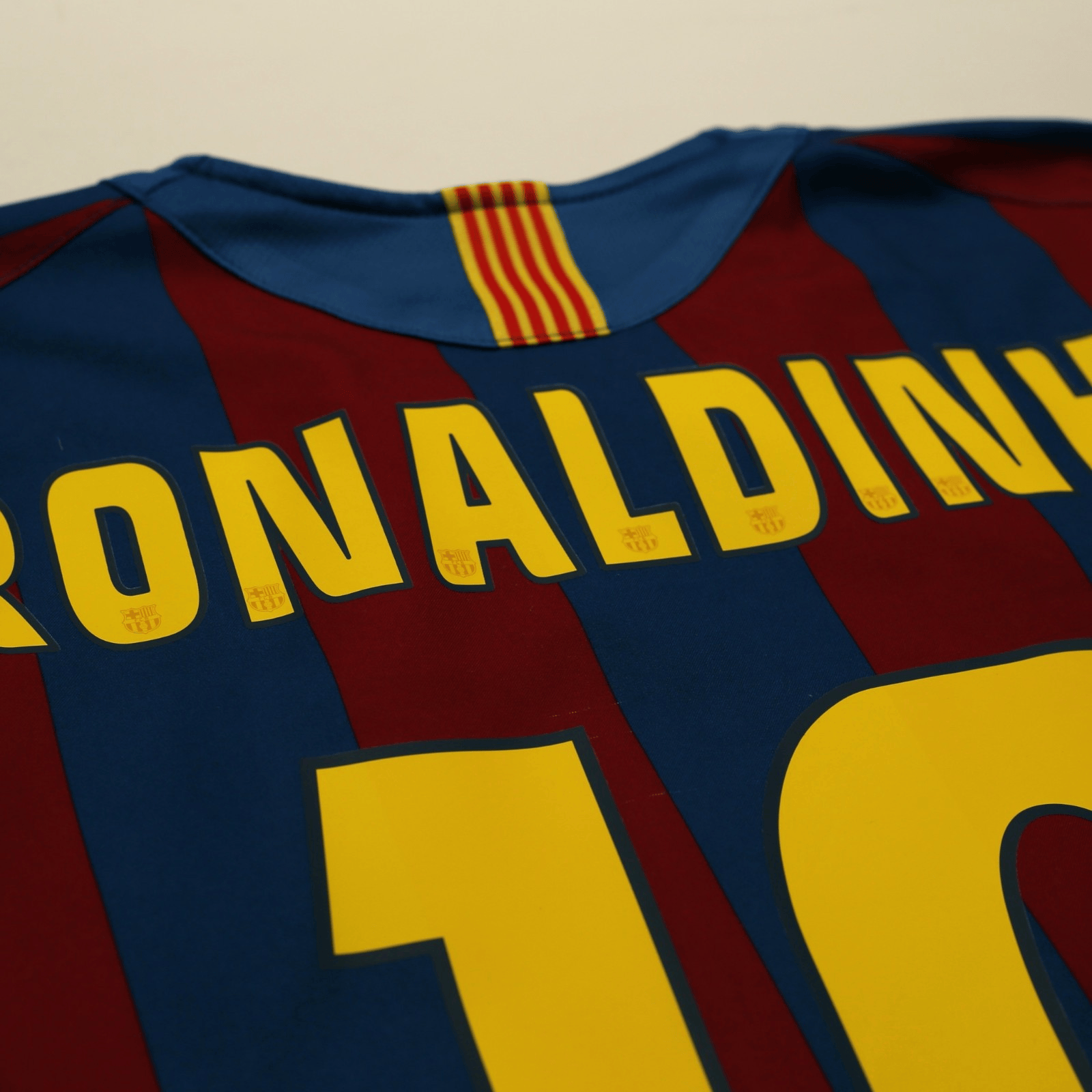 2005/06 Ronaldinho #10 Barcelona Vintage Nike Home Football Shirt (M)