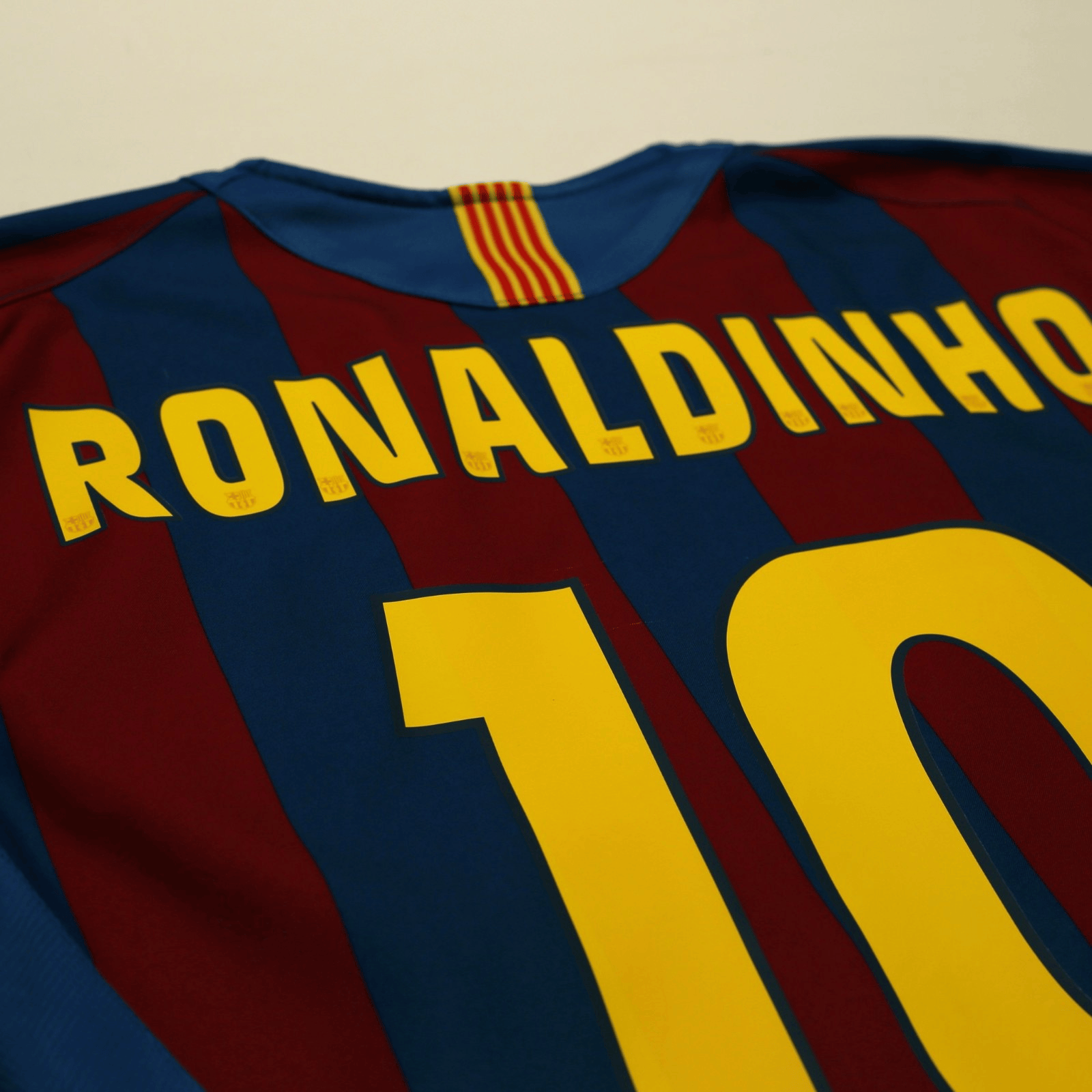 2005/06 Ronaldinho #10 Barcelona Vintage Nike Home Football Shirt (M)