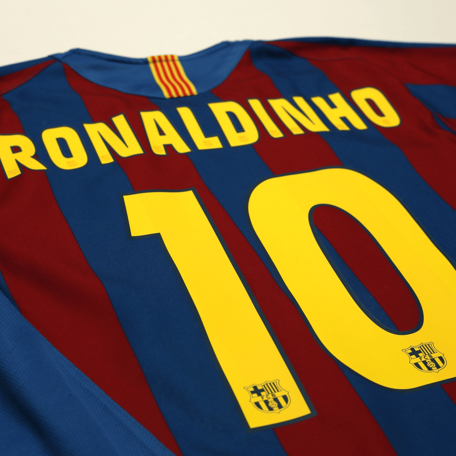 2005/06 Ronaldinho #10 Barcelona Vintage Nike Home Football Shirt (M)