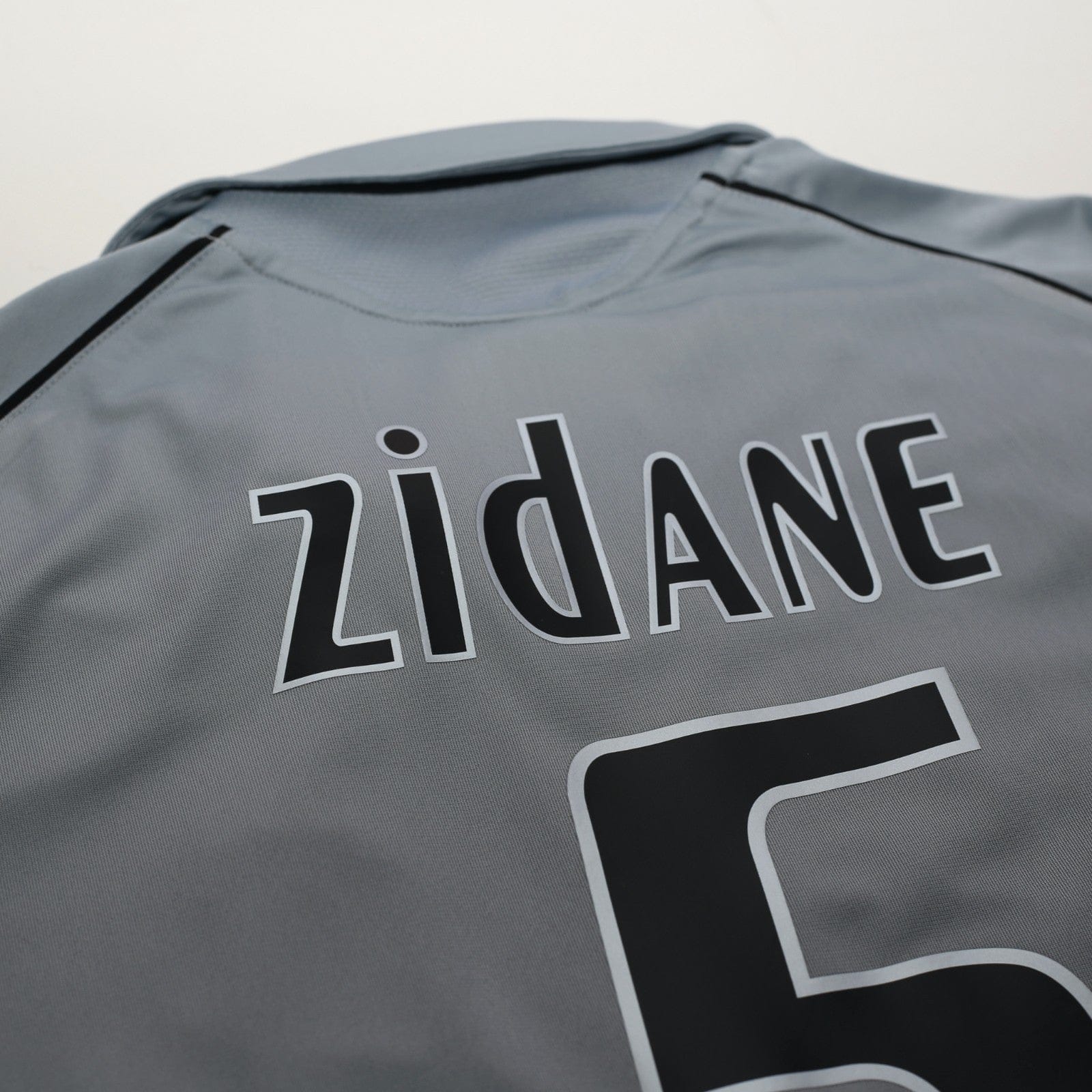2005/06 Zidane #5 Real Madrid Vintag adidas Third Football Shirt (M)