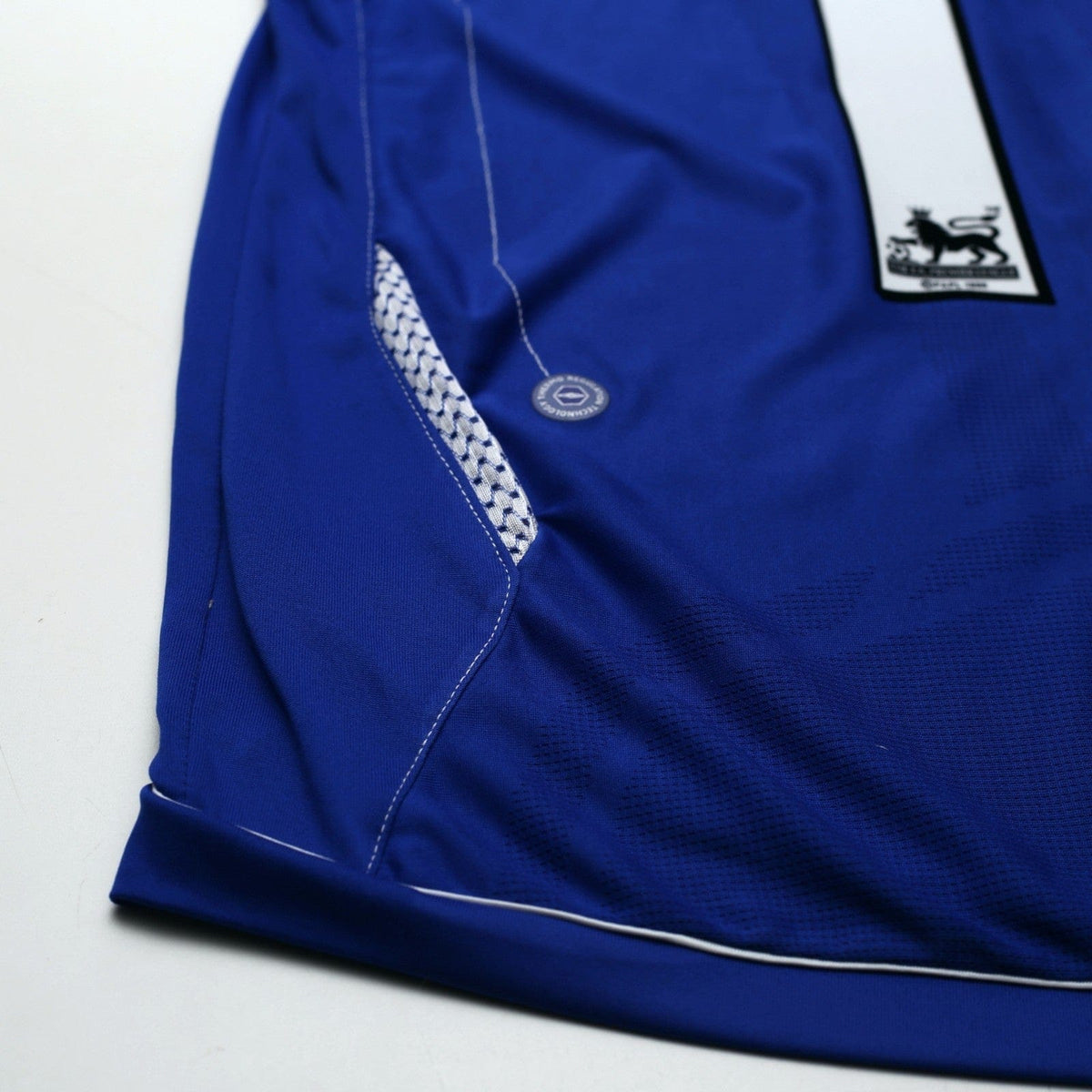 2006/07 Cahill #17 Everton Vintage Umbro Home Football Shirt (M)