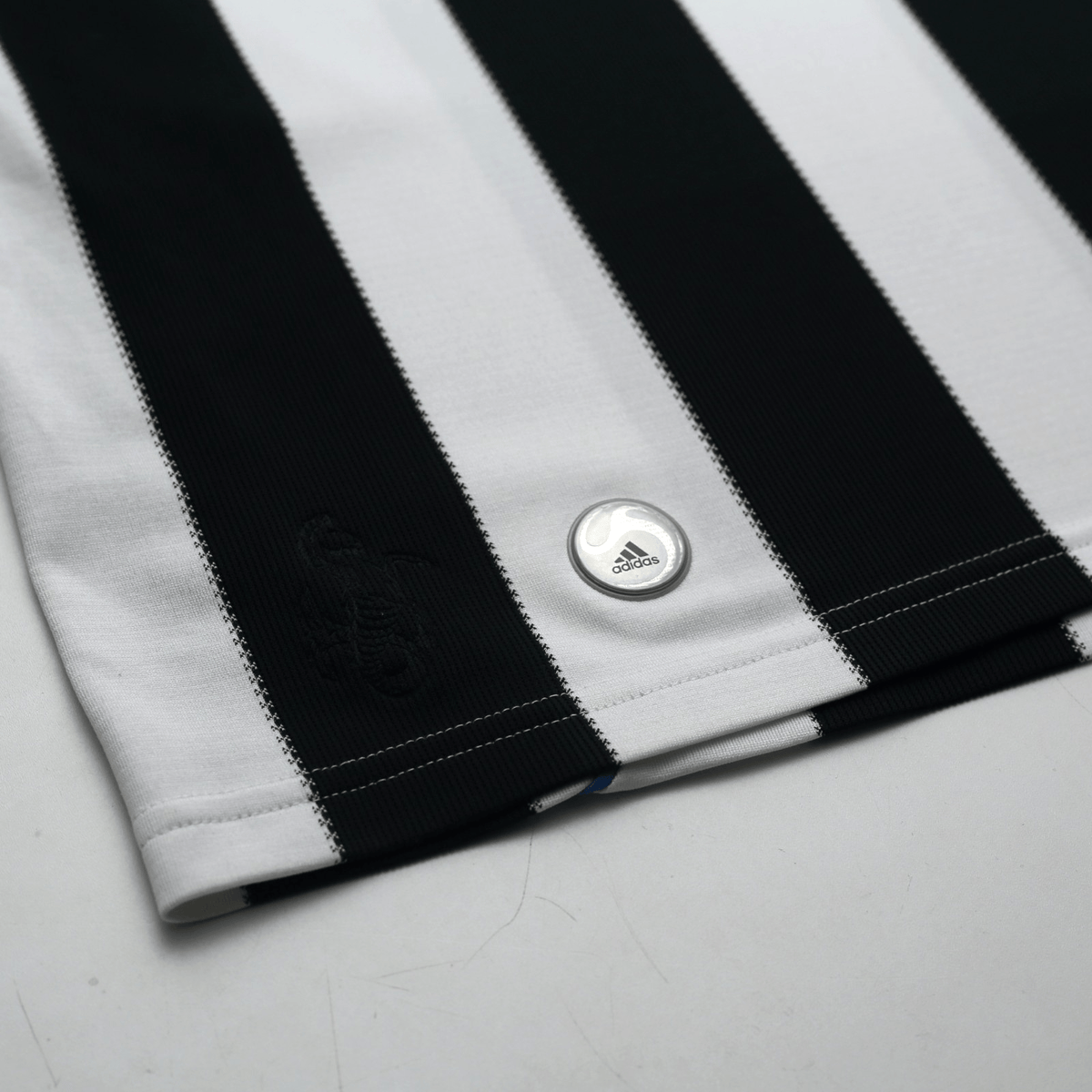 2009/10 Ameobi #23 Newcastle United Vintage adidas Home Football Shirt (L)