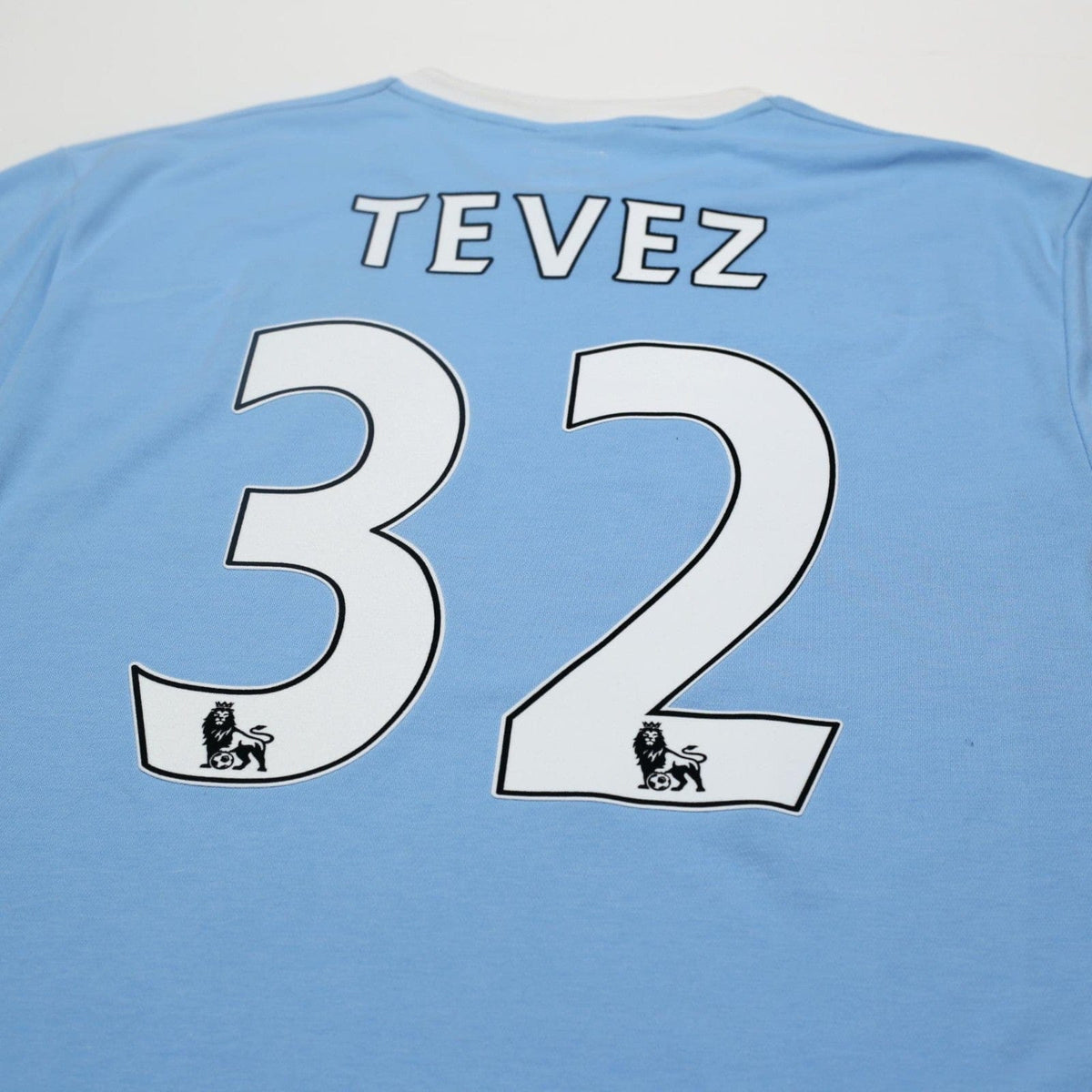 2009/10 Tevez #32 Manchester City Vintage Umbro Home Football Shirt (L) 44
