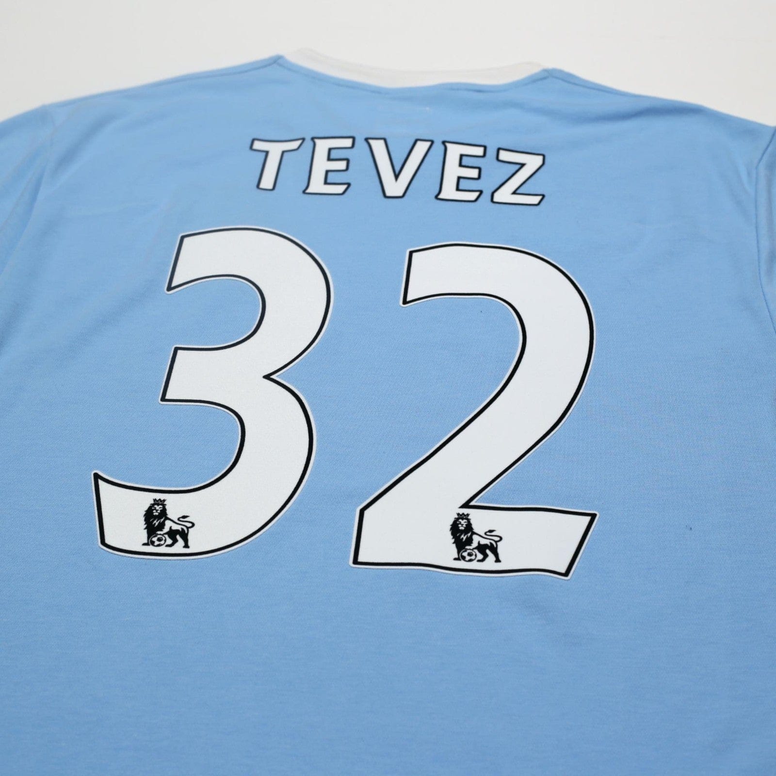 2009/10 Tevez #32 Manchester City Vintage Umbro Home Football Shirt (L) 44