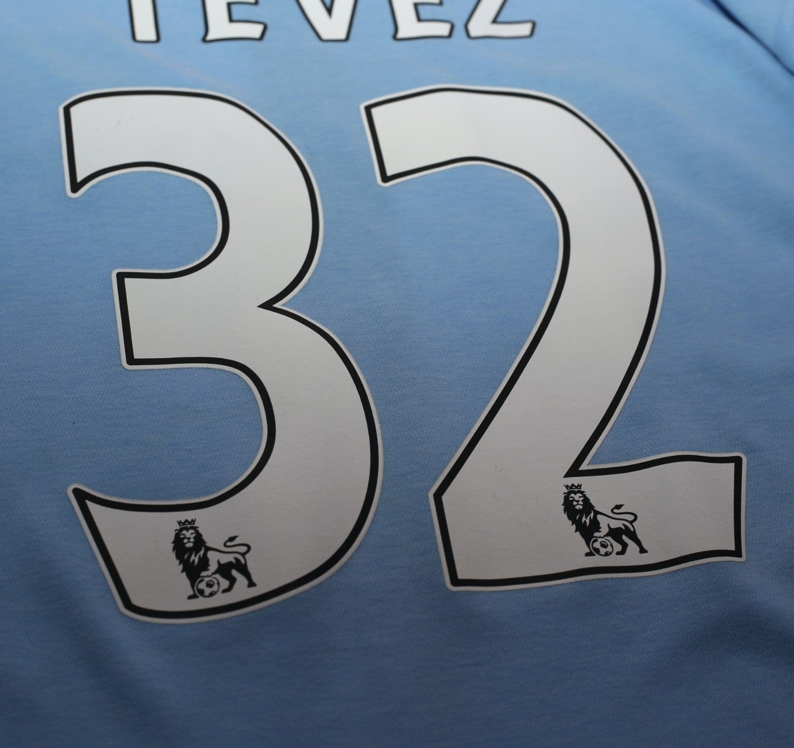 2010/11 TEVEZ #32 Manchester City Vintage Umbro Home Football Shirt (L) 44